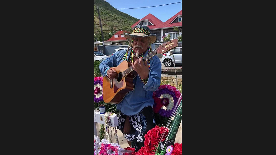 Joyeux De Cocotier Joyeux, ami du BOSS Johnny